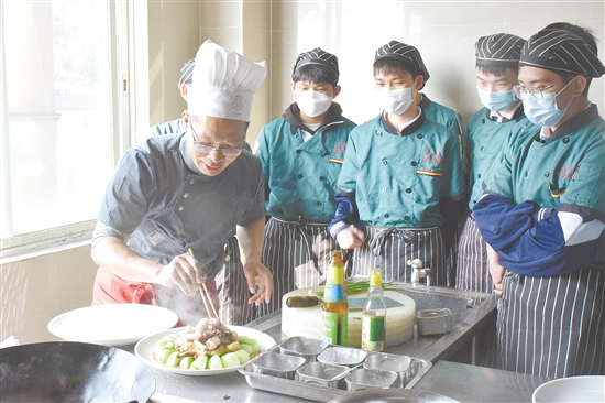 罗国永指导学生实训。