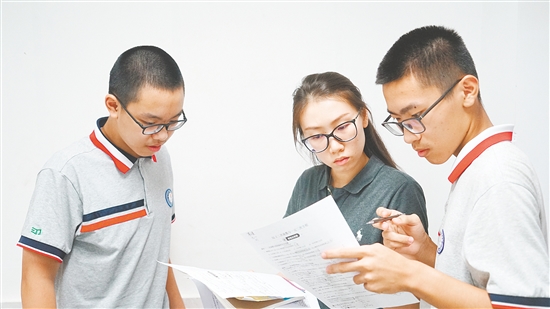 刘绮琪给学生讲解数学问题。 刘绮琪给学生讲解数学问题。