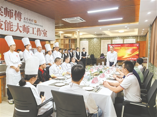 李刚（桌前站立者）和企业导师交流。