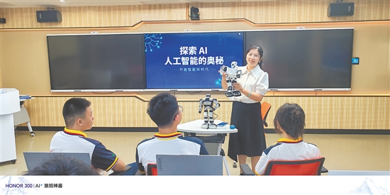 冯健群在授课。