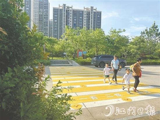 会城街道碧桂园社区发动辖区幼儿园参与斑马线的设计。