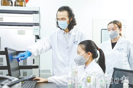 新宝堂在中医制药板块投入大量科研力量。 新宝堂在中医制药板块投入大量科研力量。