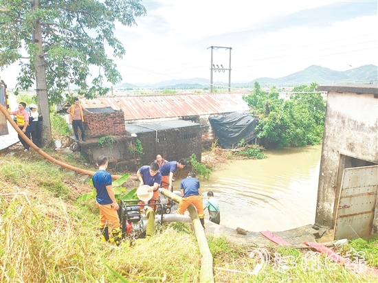新会区应急救援大队在沙堆镇大环村开展排涝作业。