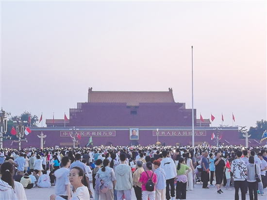当前北京已成为江门市民秋季出游的“顶流”目的地。图为北京天安门广场。 当前北京已成为江门市民秋季出游的“顶流”目的地。图为北京天安门广场。