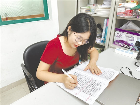 在从教的第三年,李雯婷已能“独当一面”。 在从教的第三年,李雯婷已能“独当一面”。