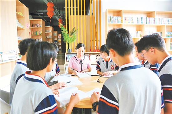 广州大学台山附属中学教师吴薇