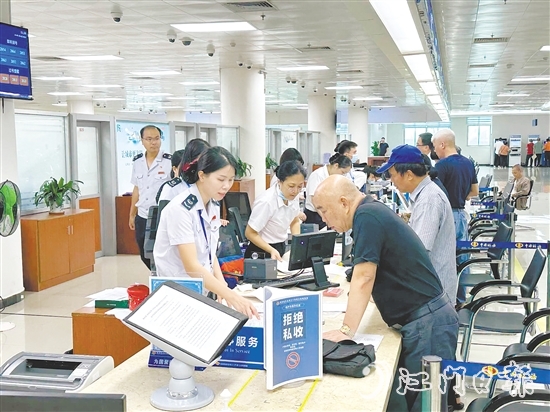 在江门市化解不动产登记历史遗留问题办理不动产权证专场,工作人员协助业主实现“一站式办结”。 在江门市化解不动产登记历史遗留问题办理不动产权证专场,工作人员协助业主实现“一站式办结”。