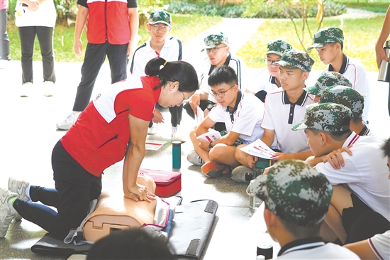 鹤山市红十字会工作人员为学生示范正确的心肺复苏操作方法。