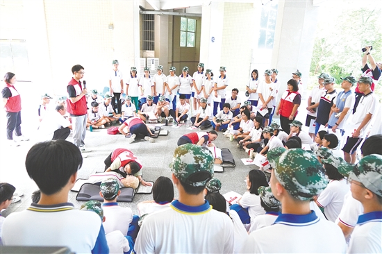 培训采用“理论讲解+实操演练”相结合的方式，面向高一新生开展心肺复苏操作技能考证培训。