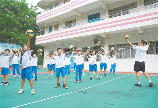 沙坪街道第四小学于2016年组建排球队，为学生打造提升排球技能的平台。