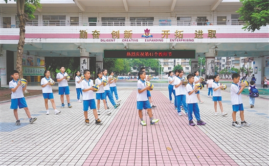 沙坪街道第四小学别出心裁地推出校园排球操。