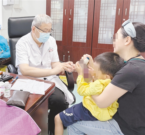 医生对孩子进行检查。 医生对孩子进行检查。