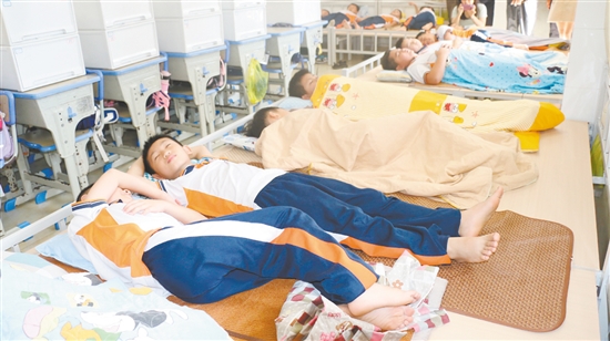 “平躺睡”有效改善学生们午睡质量。