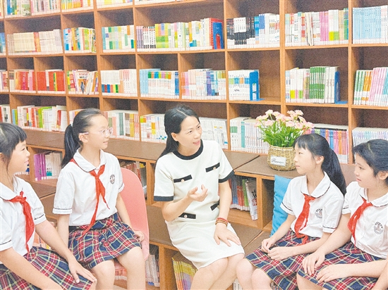 戚秀梅通过语言训练帮助学生。 戚秀梅通过语言训练帮助学生。