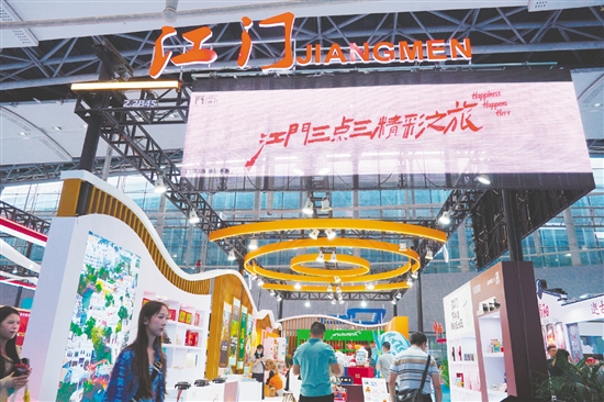 踏入江门展馆,浓郁的侨乡文化气息扑面而来。 踏入江门展馆,浓郁的侨乡文化气息扑面而来。