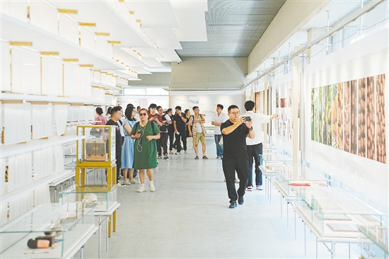 旅游行业代表们实地考察东甲原枝陈皮文化馆。