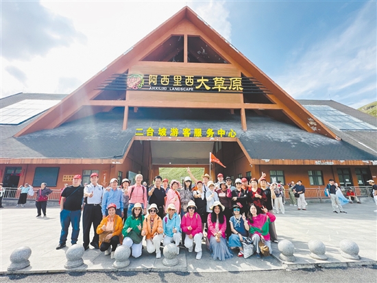 团友们在阿西里西大草原合影留念。 团友们在阿西里西大草原合影留念。