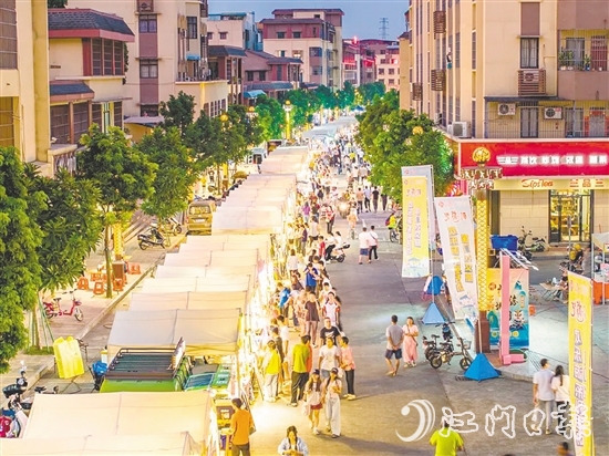 崖门圩镇主街区洋溢着东南亚风情，吸引大批市民游客前来。
