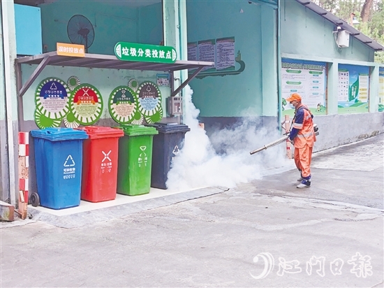 在北园新村垃圾收集点，环卫工人进行药物喷洒。