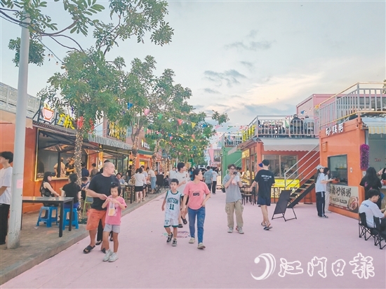 南职大学路限时步行街启用后，吸引周边群众、师生及游客前来打卡。