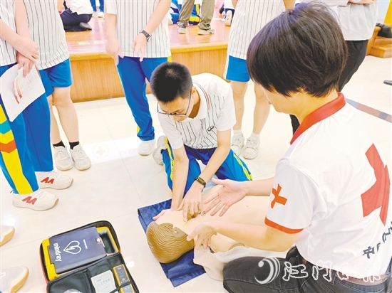 学生在讲师的指导下反复练习，熟练掌握急救动作要领。