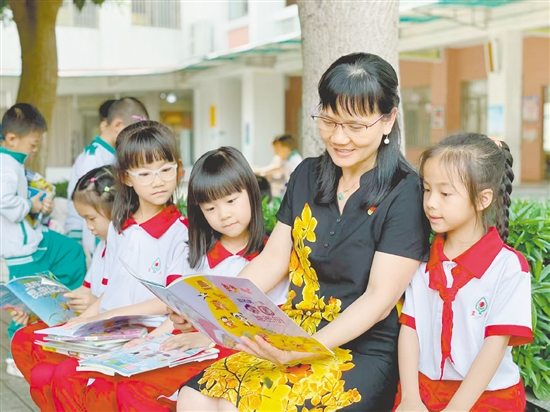 胡务娟认为学生才是课堂的主人，教师应做到心中有学生。