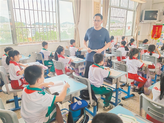 冯健成认为，教书育人从来不是一份简单的工作。