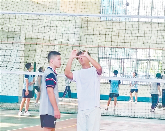 “冠军校友”回到母校,为学校排球队的队员进行指导。 “冠军校友”回到母校,为学校排球队的队员进行指导。