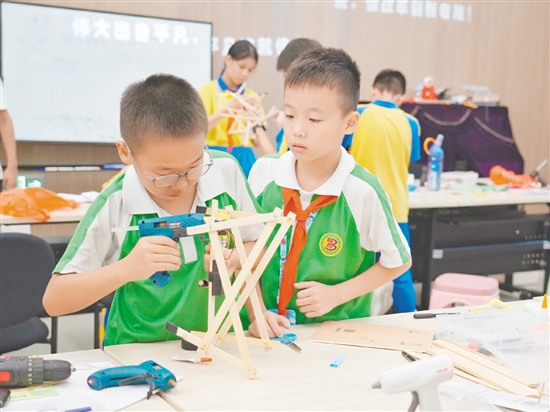 鹤山市积极举办各类青少年科技赛事，通过以赛促学、以赛促创的方式，为青少年搭建展示创意和动手能力的平台。
