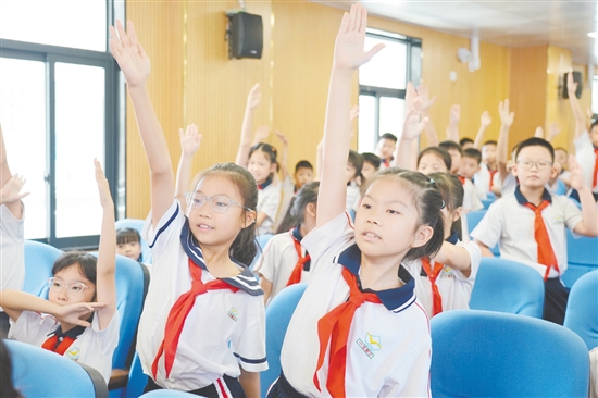 在有奖问答互动环节，学生们踊跃举手答题，在轻松愉快的氛围中掌握“两热”防控知识。