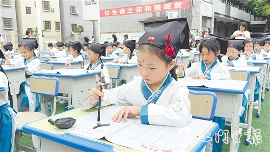 学生们在老师指导下认真书写“人”字。 学生们在老师指导下认真书写“人”字。
