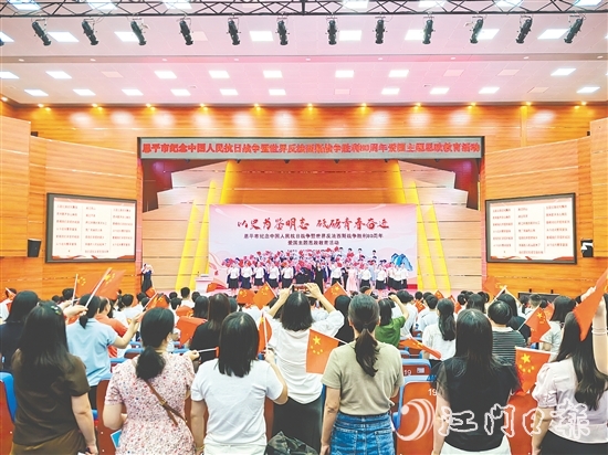 活动的最后,参加活动人员一起高唱《歌唱祖国》。 活动的最后,参加活动人员一起高唱《歌唱祖国》。