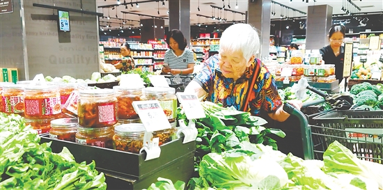 我市商超、农贸市场货足价稳，市民淡定备货。