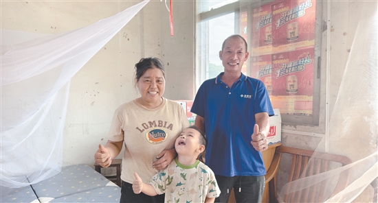 看到鹤山市雅瑶镇建良村安置点配备完善，韦小江一家脸上露出了笑容。