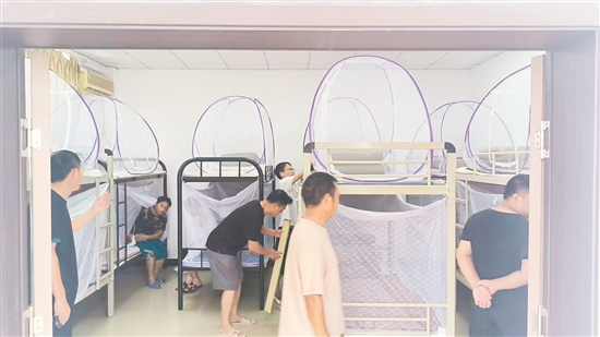 白沙街道应急庇护中心内，防蚊物资、医疗用品、食品等一应俱全。