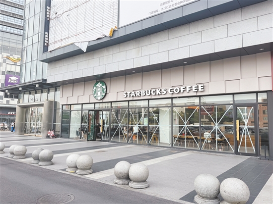 我市商户、市民用各种小技巧加固玻璃幕墙。图为开平东汇城部分商户贴“米”字胶带防风。