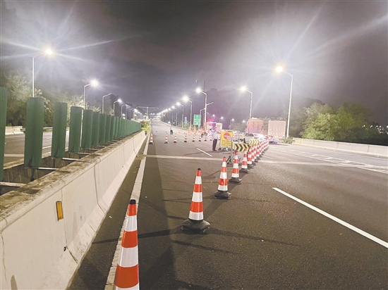 9月23日22时起，我市对外海大桥、潮连大桥、江顺大桥实施交通管制。图为江顺大桥封桥现场。