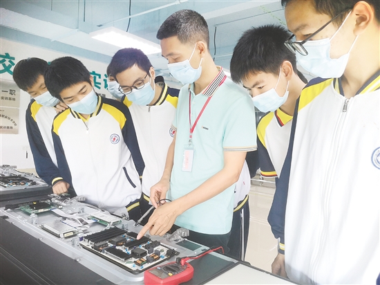 江门一职学生在企业实习。 江门一职学生在企业实习。