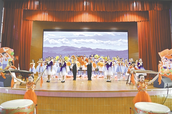 西郊小学让美妙的歌声成为校园文化不可或缺的部分。 西郊小学让美妙的歌声成为校园文化不可或缺的部分。