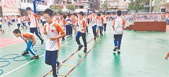 在西郊小学,田径场不仅是强健体魄的跑道,更是锤炼意志品格的熔炉。 在西郊小学,田径场不仅是强健体魄的跑道,更是锤炼意志品格的熔炉。