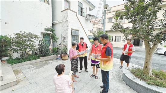 蓬江区杜阮镇长乔村新时代文明实践站党员干部向村民发放灭蚊烟片和《关于做好台风“桦加沙”防御及居家灭蚊告知书》。