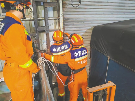 昨日14时许，江海区一处厂房卷帘门被强风吹至变形，存在安全隐患，消防队员立即赶赴现场，利用设备对变形门框进行复位固定，并协助厂方转移周边易损物资。江海消防供图