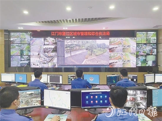 “城管110”指挥中心24小时待命,保障人民群众生命财产安全。 “城管110”指挥中心24小时待命,保障人民群众生命财产安全。