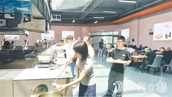 午饭时间，园区白领们在人和餐饮新概念智慧餐厅挑选心仪餐食。