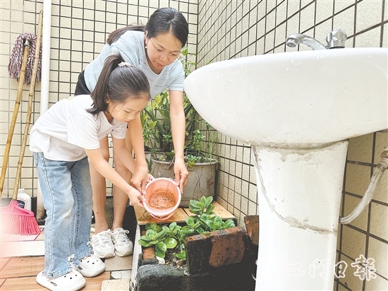 学生和家长一起清理家中积水。 学生和家长一起清理家中积水。