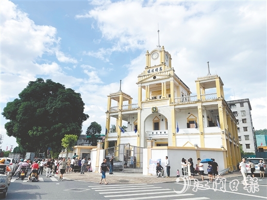 熟悉的恩平大钟楼化身剧中的“濠港东区警署”,让广大恩平观众有了亲切感。 熟悉的恩平大钟楼化身剧中的“濠港东区警署”,让广大恩平观众有了亲切感。