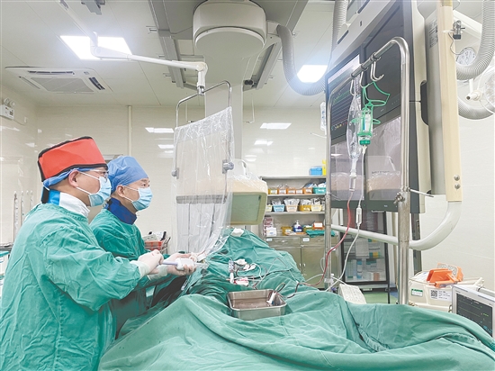 医生对患者进行治疗。 医生对患者进行治疗。