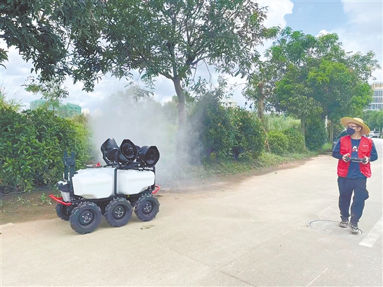 无人车有效克服了传统人工消杀的局限,显著提升了防控效能。 无人车有效克服了传统人工消杀的局限,显著提升了防控效能。