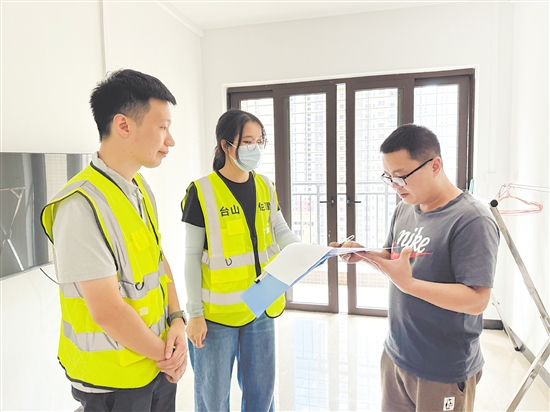 台山市住房和城乡建设局工作人员向入住消杀队员提供贴心关怀和服务。 台山市住房和城乡建设局工作人员向入住消杀队员提供贴心关怀和服务。