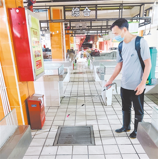 市场监管部门督促指导农贸市场严格落实早晚消杀。 市场监管部门督促指导农贸市场严格落实早晚消杀。